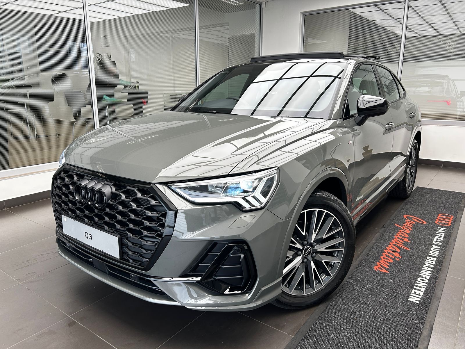 2025 Audi Q3 Sportback 35 TFSi Black Edition Q2FyTGlzdGluZzo0NDA3NDI 2025-audi-q3-sportback-35-tfsi-black-edition-q2fytglzdgluzzo0nda3ndi