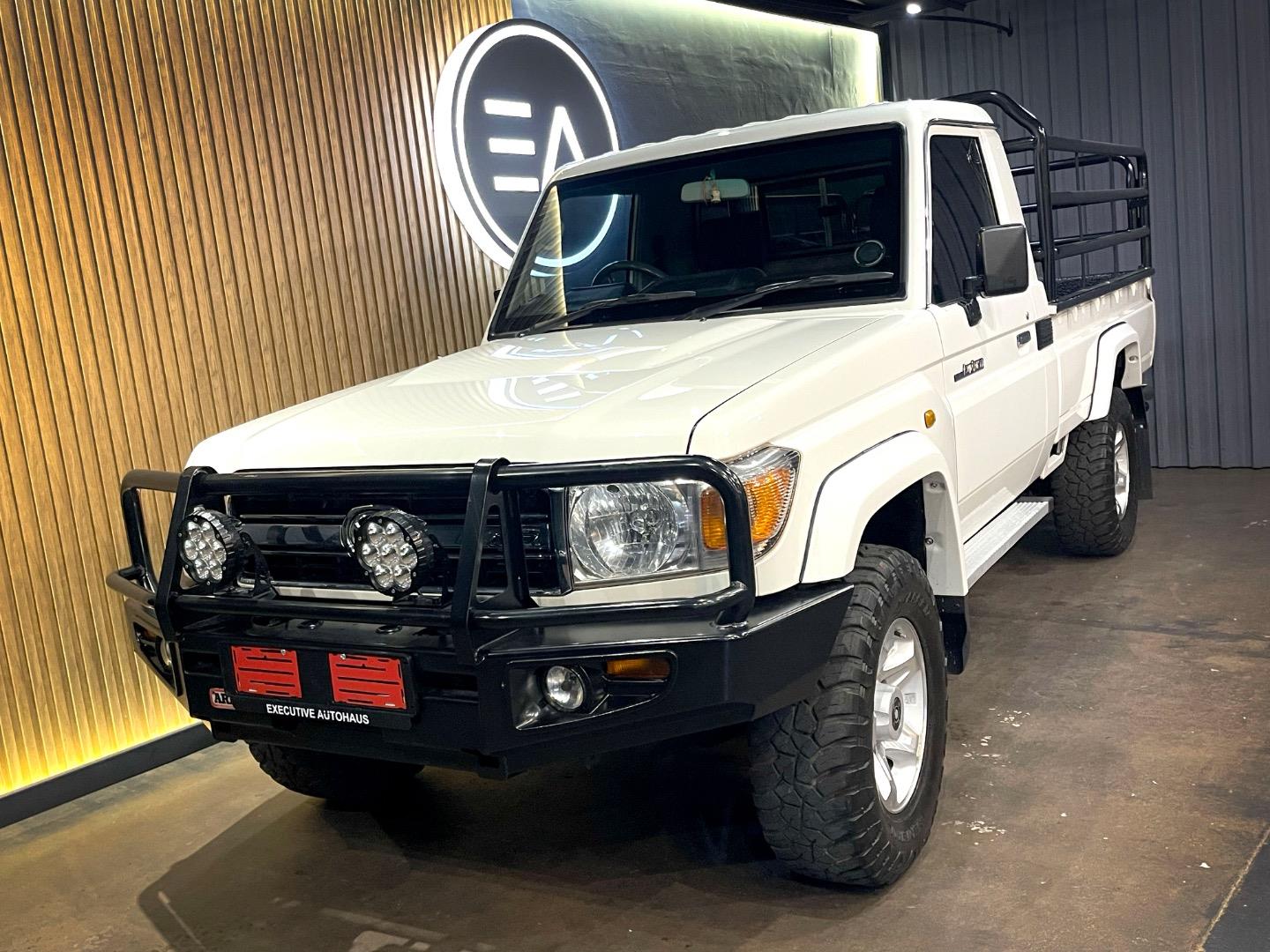 2018-toyota-land-cruiser-79-4.