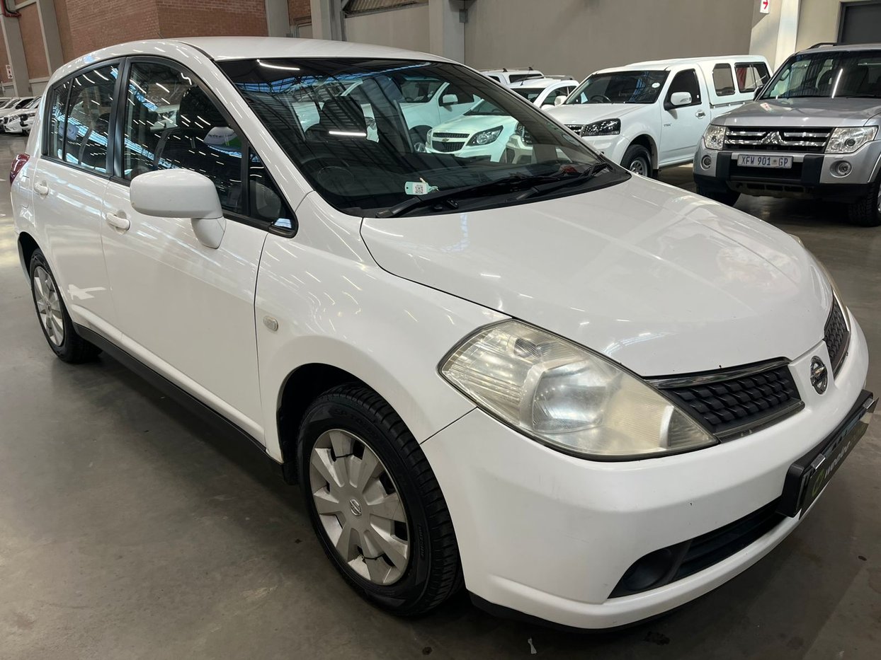 2011-nissan-tiida-1.6-visia-