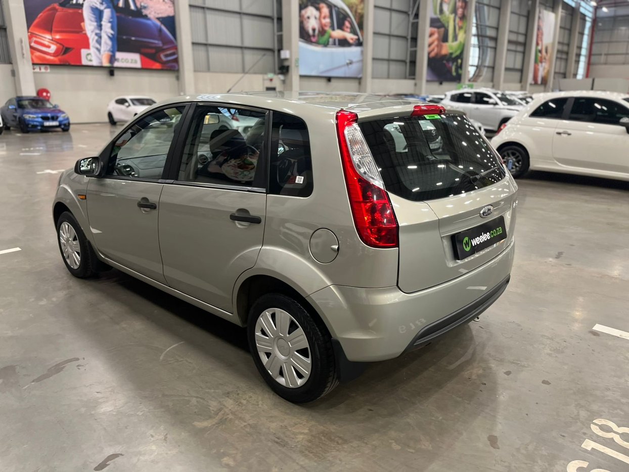 2010 Ford Figo Ambiente 5-Door Hatch Back