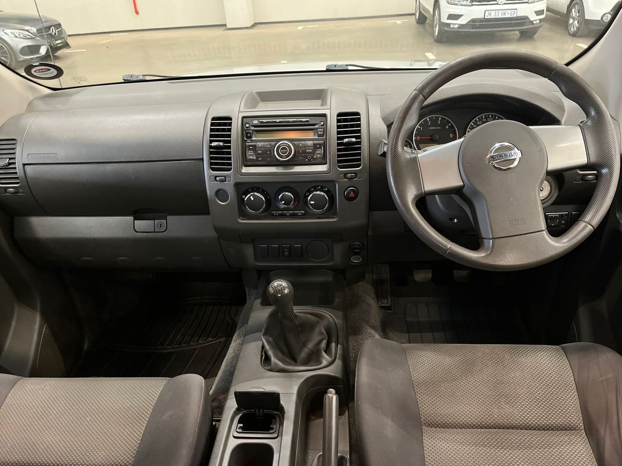PHIÊN BẢN NISSAN NAVARA VL 4X4 2015 NỘI THẤT SANG TRỌNG