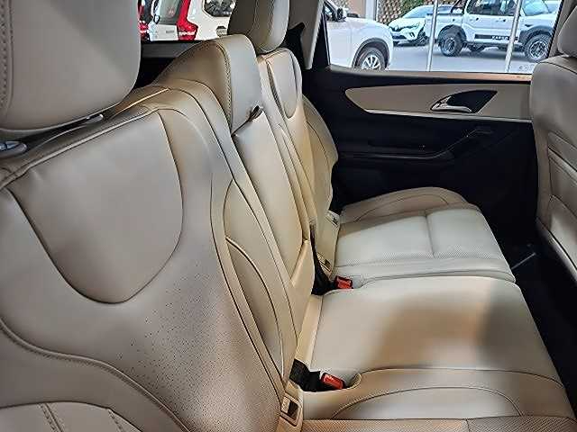 2025 Mahindra XUV 700 2.0 AX7L Auto 7 Seater Q2FyTGlzdGluZzo0OTE1MTc ...