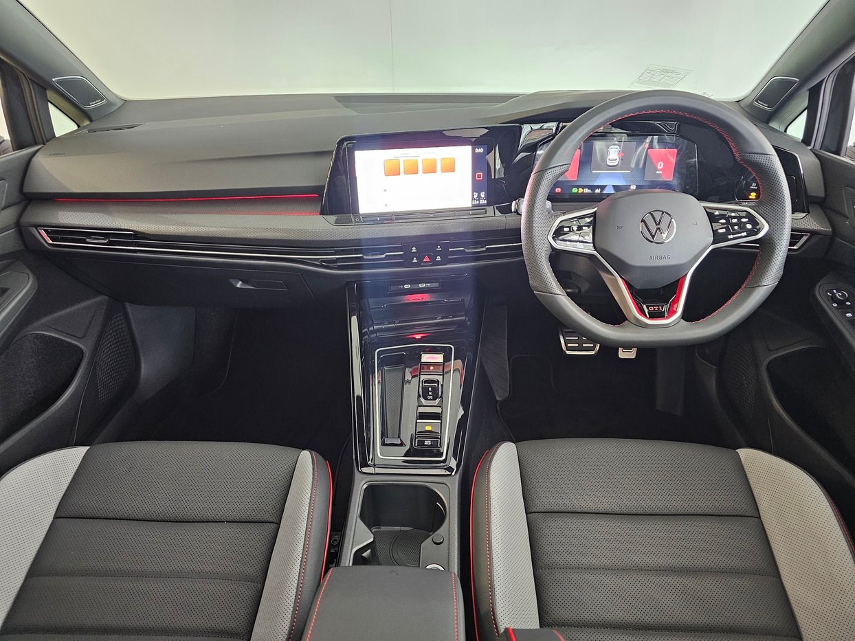 2025 Volkswagen VW Golf 8 GTi 2.0 TSi DSG Q2FyTGlzdGluZzo0MzkwMjY