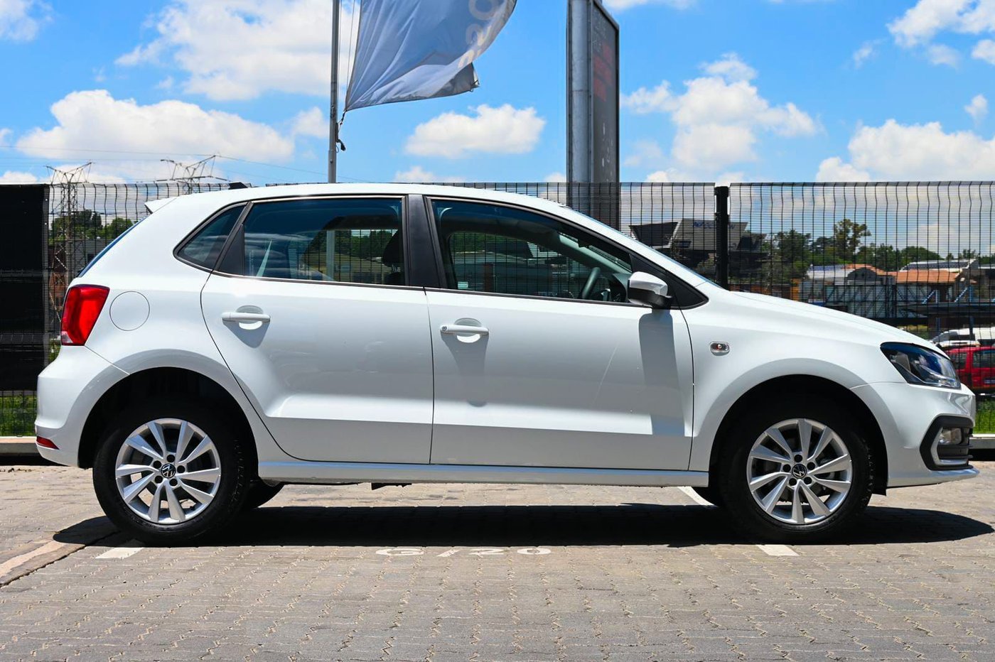 2025 Volkswagen VW Polo Vivo 1.6 Hatch Style Q2FyTGlzdGluZzo0MjEzMjk ...