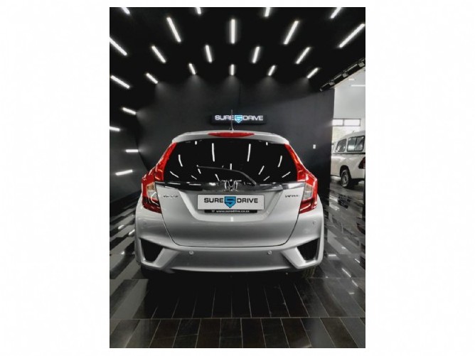 2015 Honda Jazz Dynamic CVT Q2FyTGlzdGluZzozNTYwOTM R179990