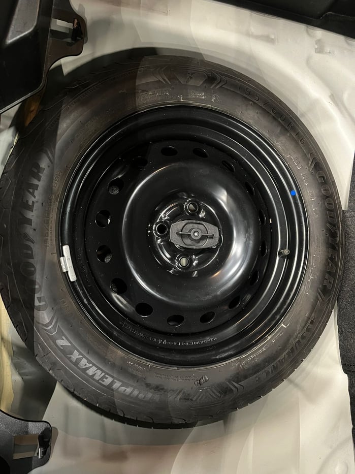 2025 Toyota Starlet Cross 1.5Xs Q2FyTGlzdGluZzo1NzU3NzA R312500