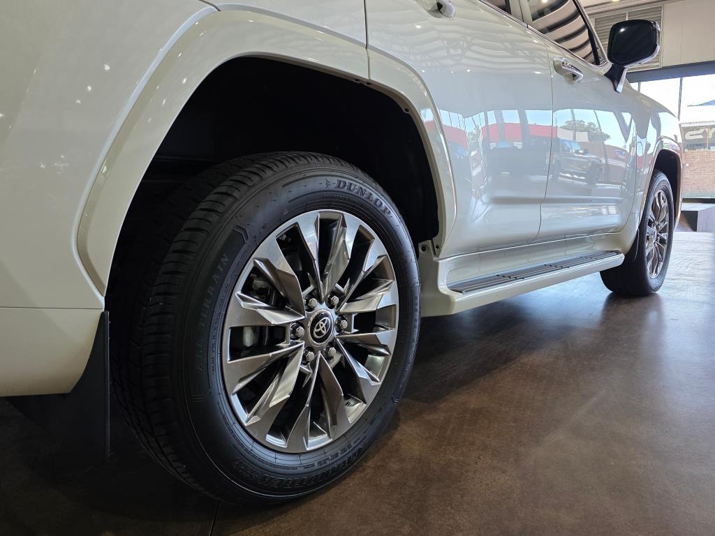 2025 Toyota Land Cruiser 300 V6 3.3D ZX Q2FyTGlzdGluZzo1NzUzMzg