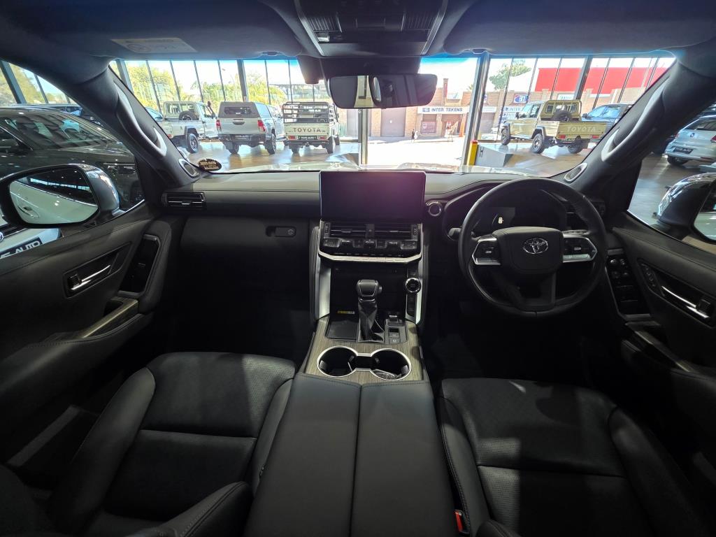 2025 Toyota Land Cruiser 300 V6 3.3D ZX Q2FyTGlzdGluZzo1NzUzMzg
