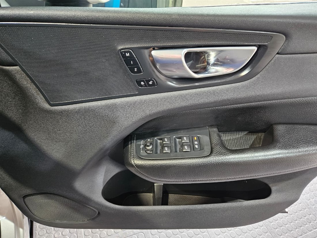 2021 Volvo XC60 D4 Momentum Geartronic AWD Q2FyTGlzdGluZzo1MTc3MTM
