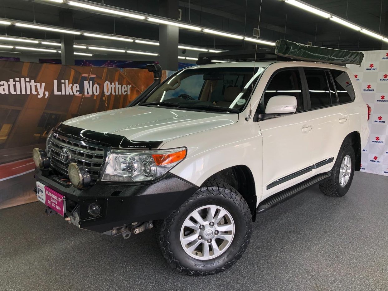 2013-White-Toyota-Land-Cruiser