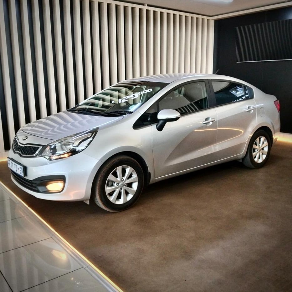 2014-Silver-Kia-Rio-Sedan-