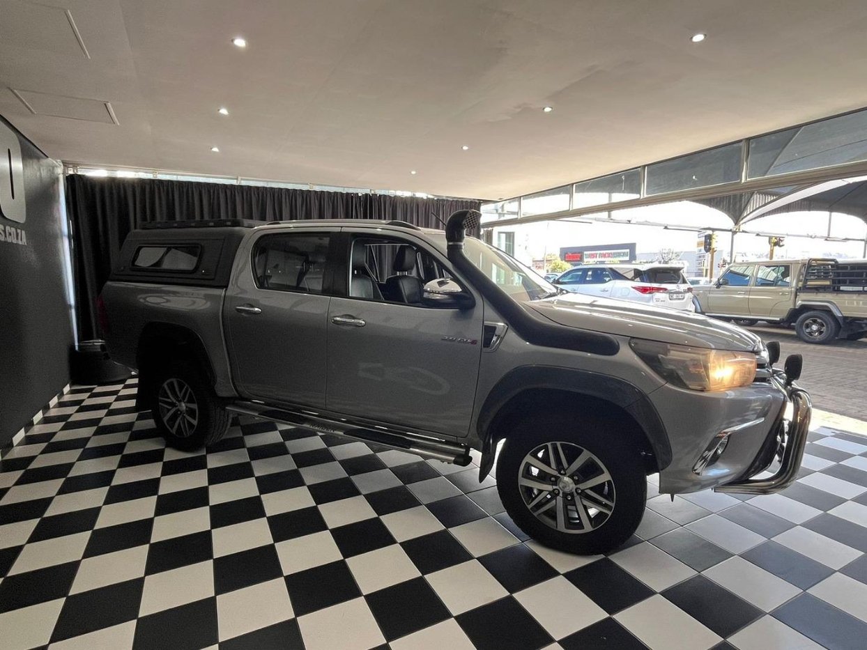 2016 Toyota Hilux 2.8 GD-6 Raider Raised Body Double Cab Auto 4x4