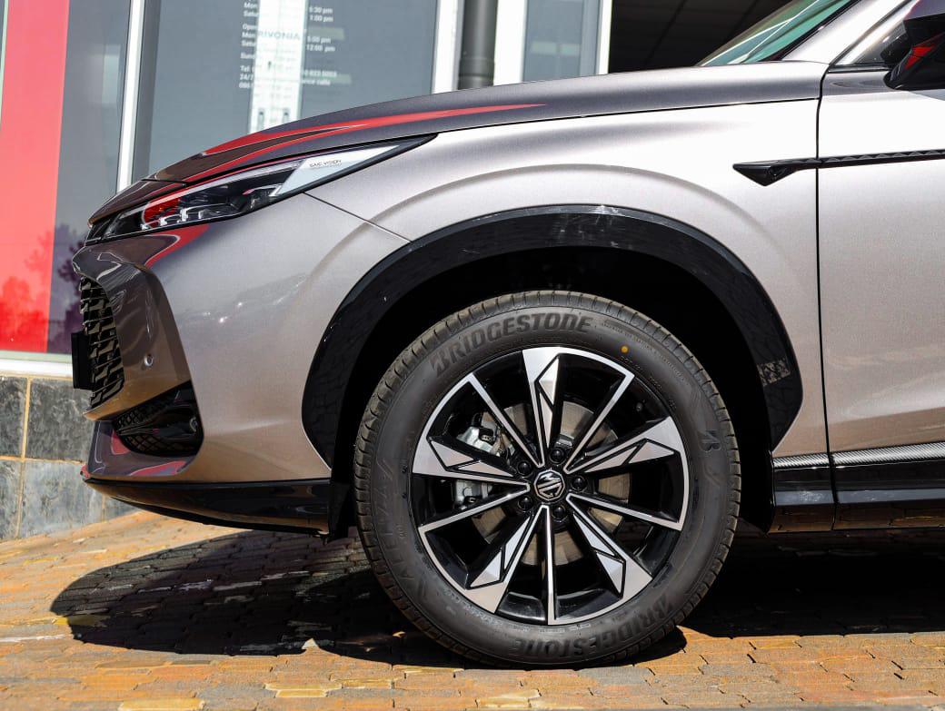 Lux Auto Restyling 2025 MG HS HG 1.5T Lux Auto Q2FyTGlzdGluZzo1NDczNzY R459890 | Avo Auto