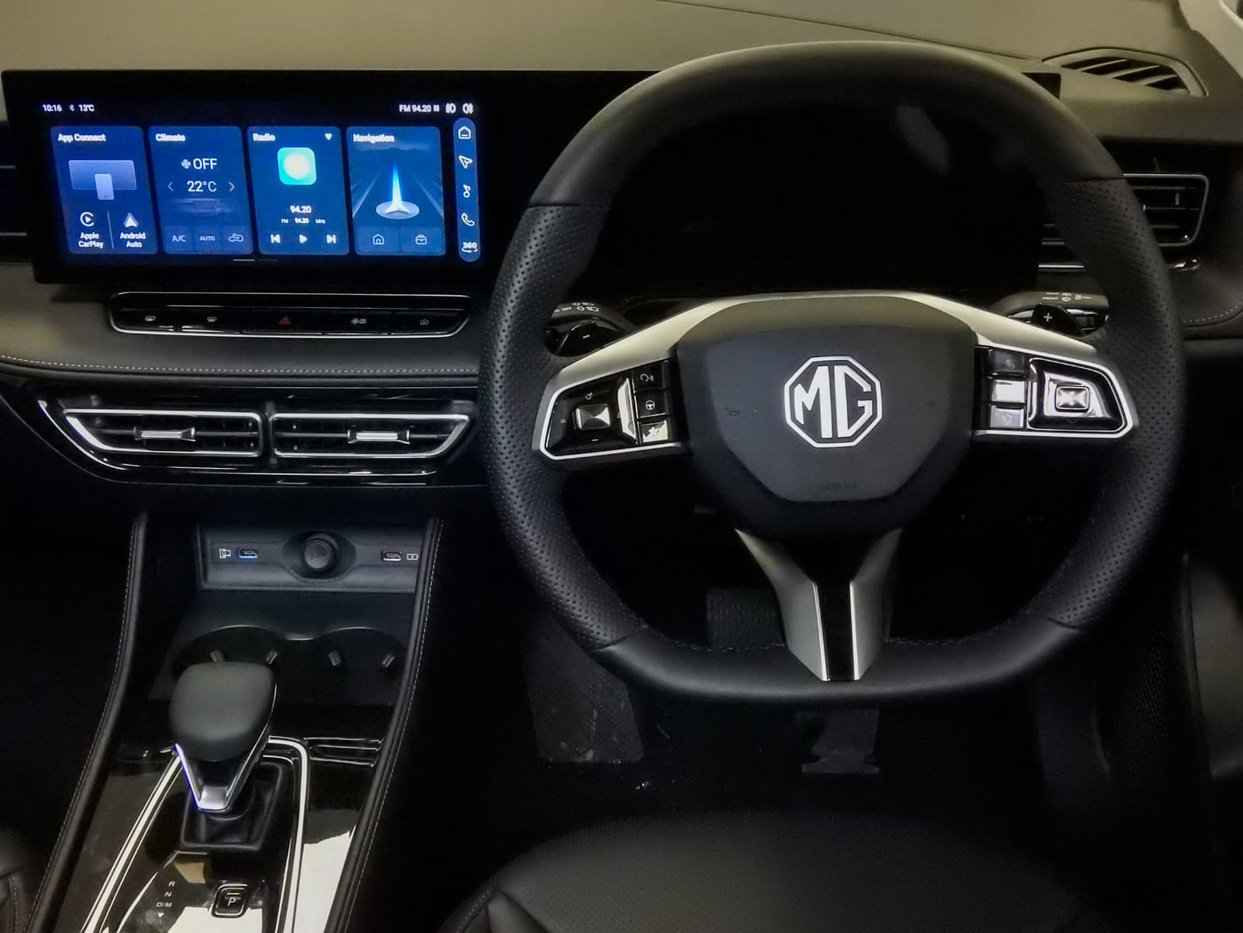 2025 MG HS HG 1.5T Lux Auto Q2FyTGlzdGluZzo1NjA1ODQ R534900 | Avo Auto