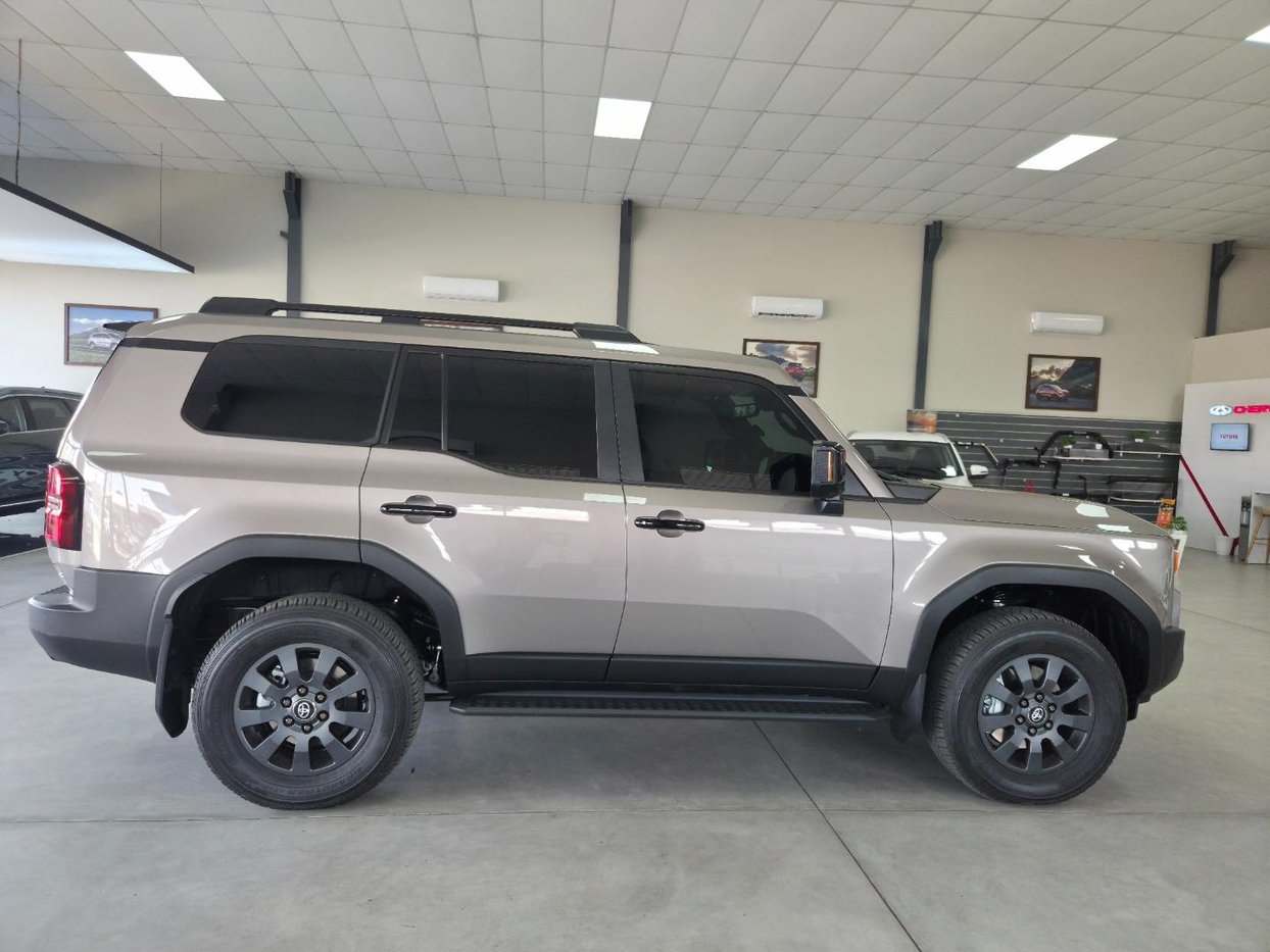 2026 Toyota Prado VX-R 2.8GD Auto Q2FyTGlzdGluZzo1NzI5NDA R1609900