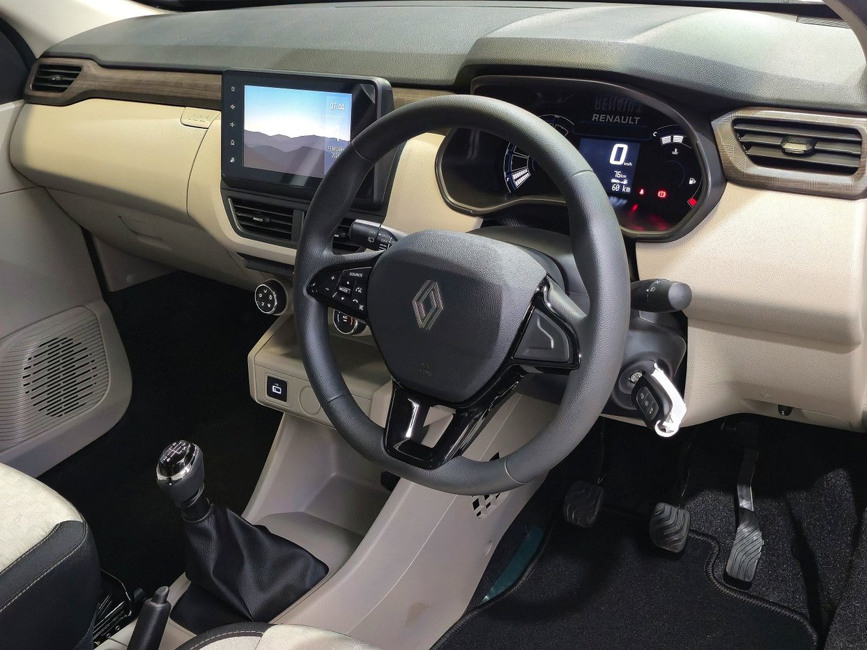 2026 Renault Triber 1.0 Techno Q2FyTGlzdGluZzo2MTgzMTc R239990