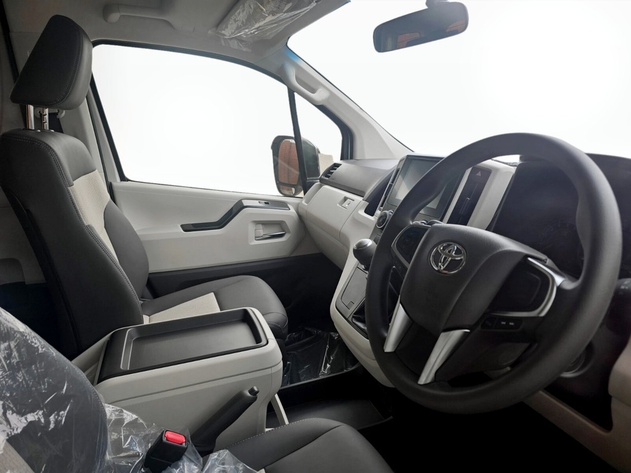 2025 Toyota Quantum 2.8 GL 14 Seater Q2FyTGlzdGluZzo1ODk0MDY R789900 ...