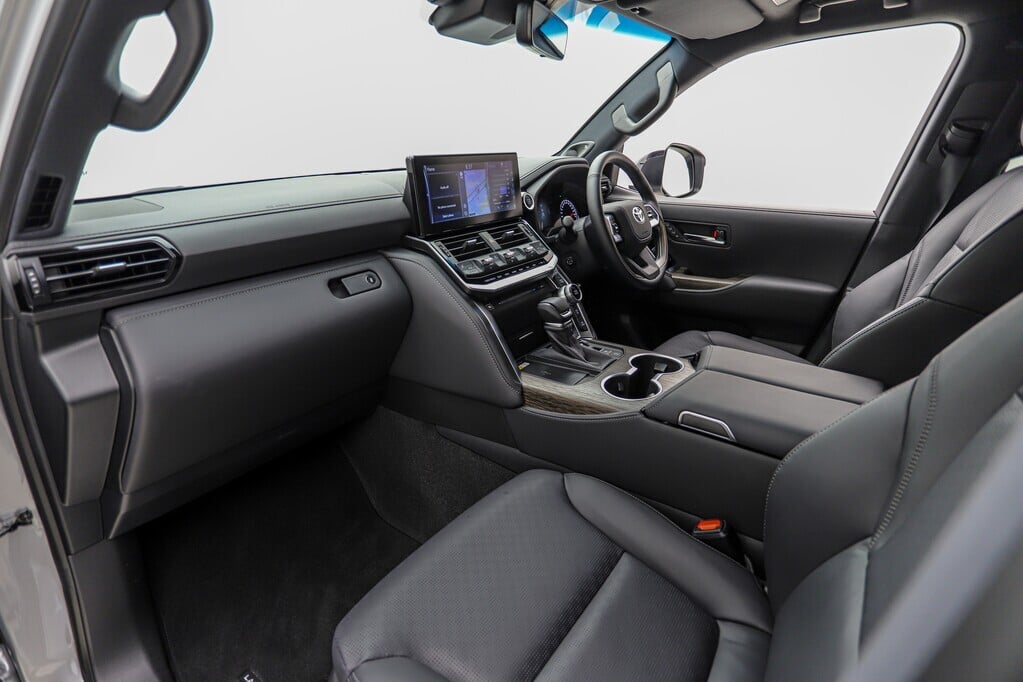 2025 Toyota Land Cruiser 300 V6 3.3D ZX Q2FyTGlzdGluZzo0MDAwMzU
