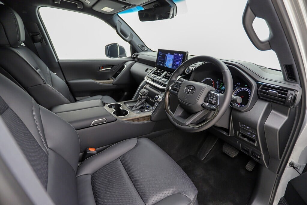 2025 Toyota Land Cruiser 300 V6 3.3D ZX Q2FyTGlzdGluZzo0MDAwMzU