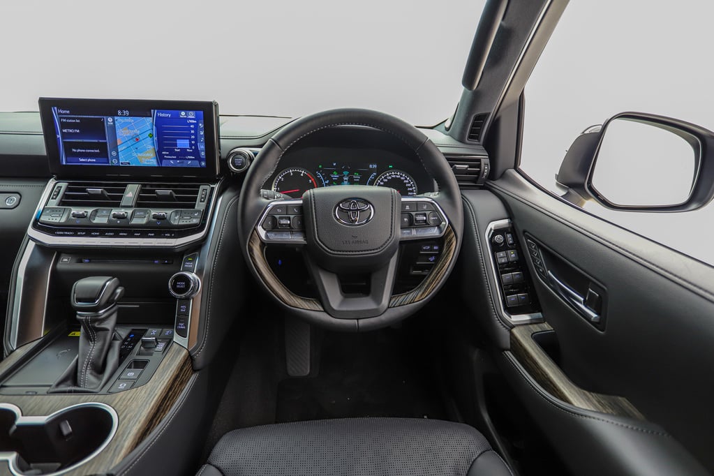 2025 Toyota Land Cruiser 300 V6 3.3D ZX Q2FyTGlzdGluZzo0MDAwMzU