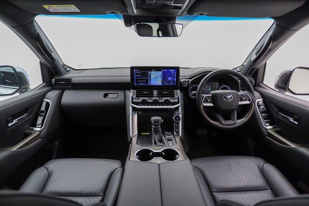 2025 Toyota Land Cruiser 300 V6 3.3D ZX Q2FyTGlzdGluZzo0MDAwMzU