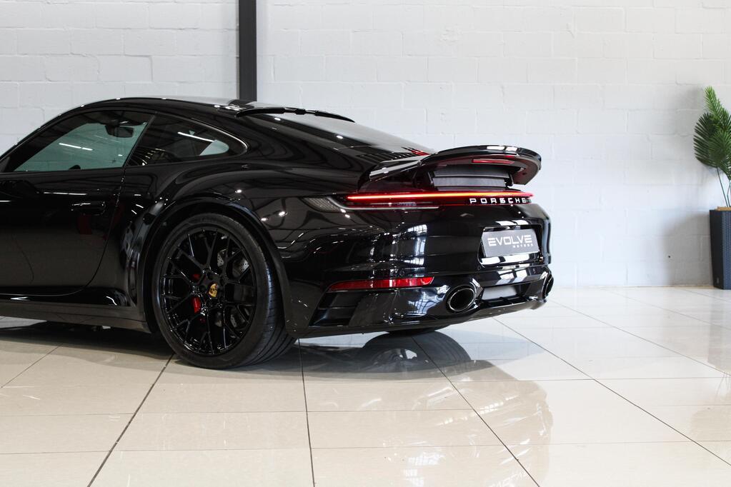 ホォアナデアルコ　ブラック ポルシェ 992 ブラック にナノセラミックコーティング施工