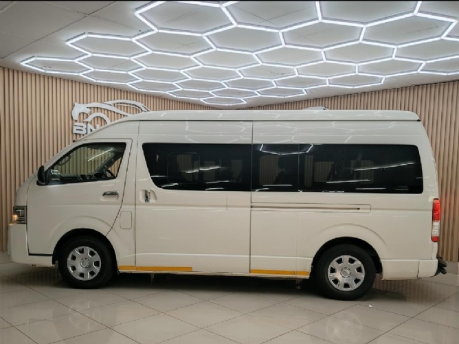 Satou_② 2022 Toyota Quantum HIACE 2.5 D-4D 14 Seat Q2FyTGlzdGluZzo1ODQxNjY
